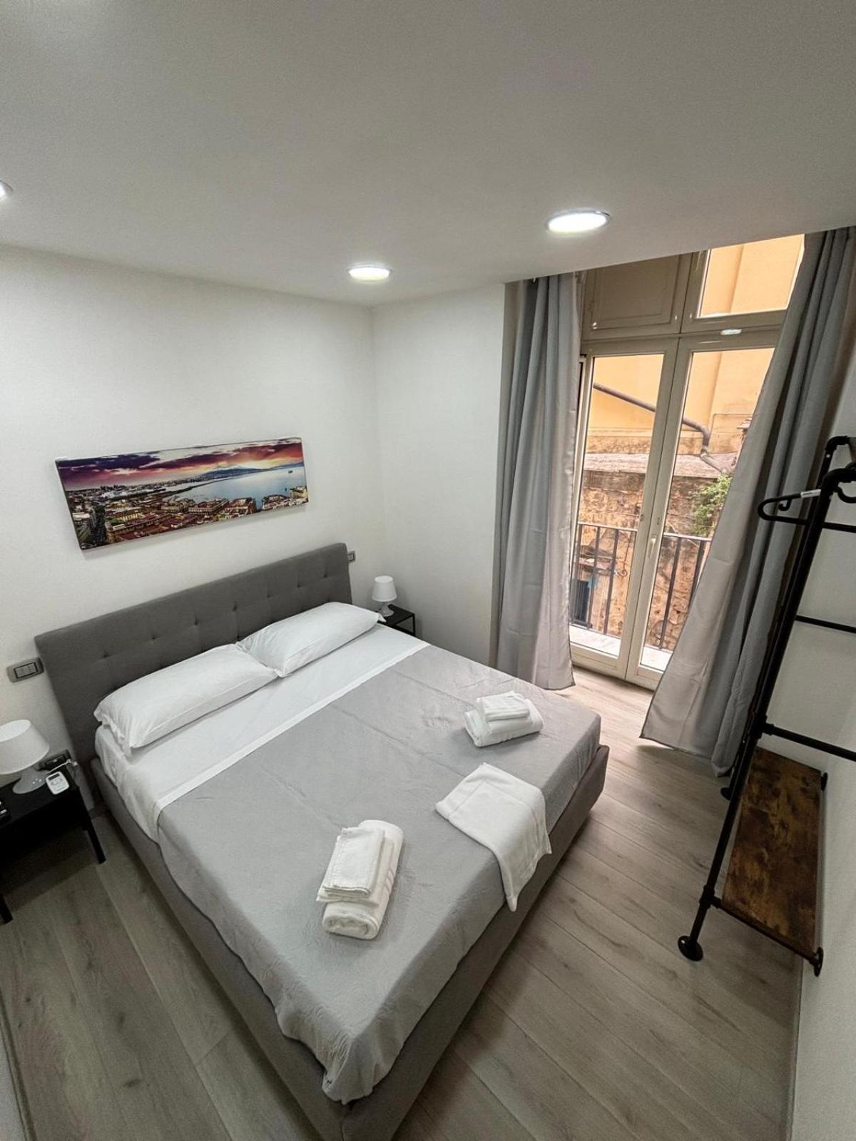 Na City Rooms Napoli Bagian luar foto